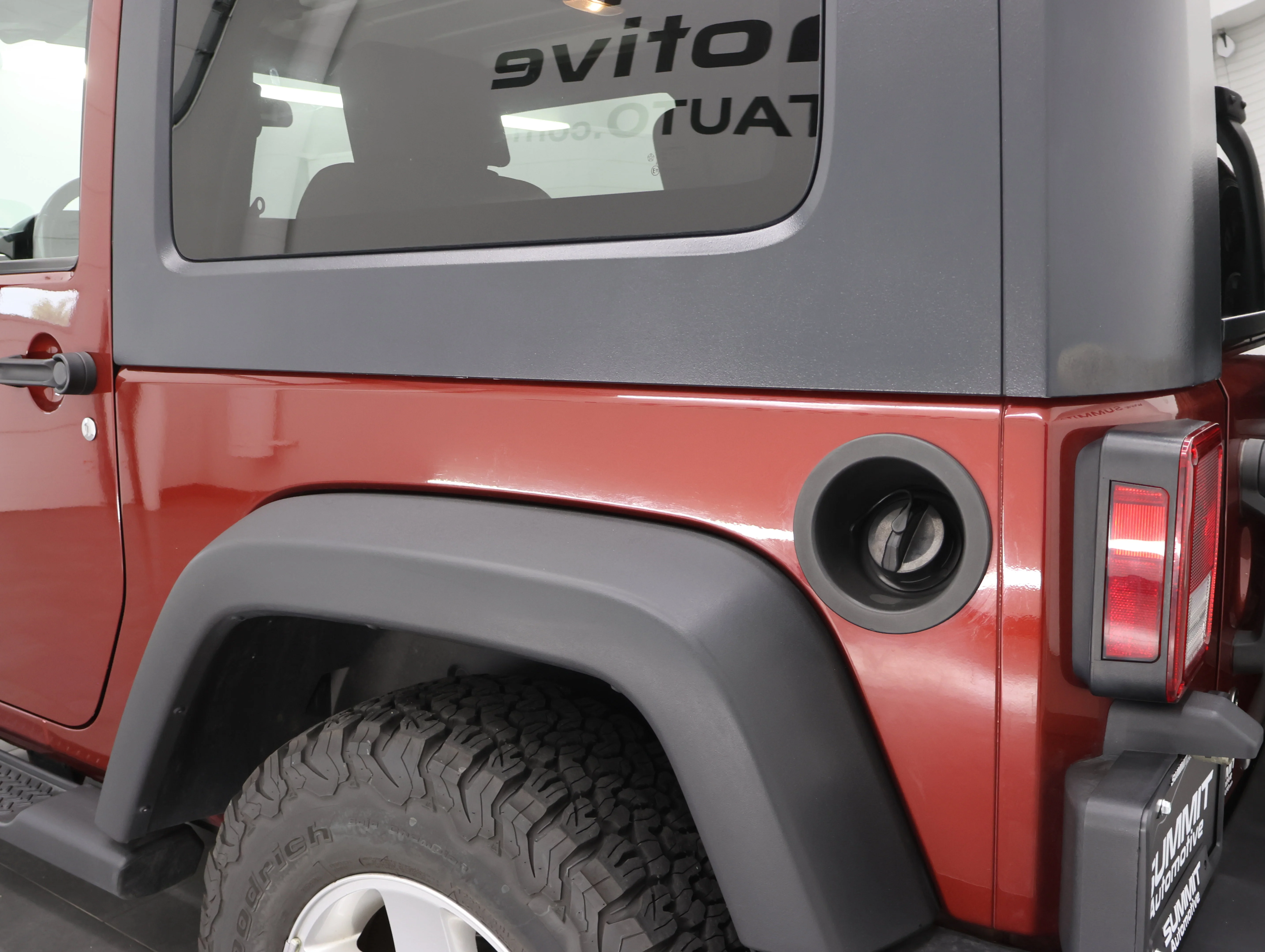 Used 2009 Red Rock Crystal Pearl Jeep X image 25