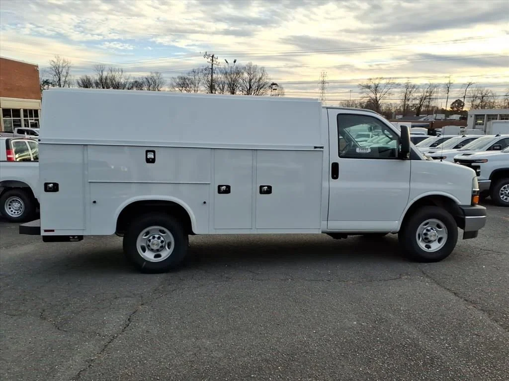 New 2025 Summit White Chevrolet 1WT image 3