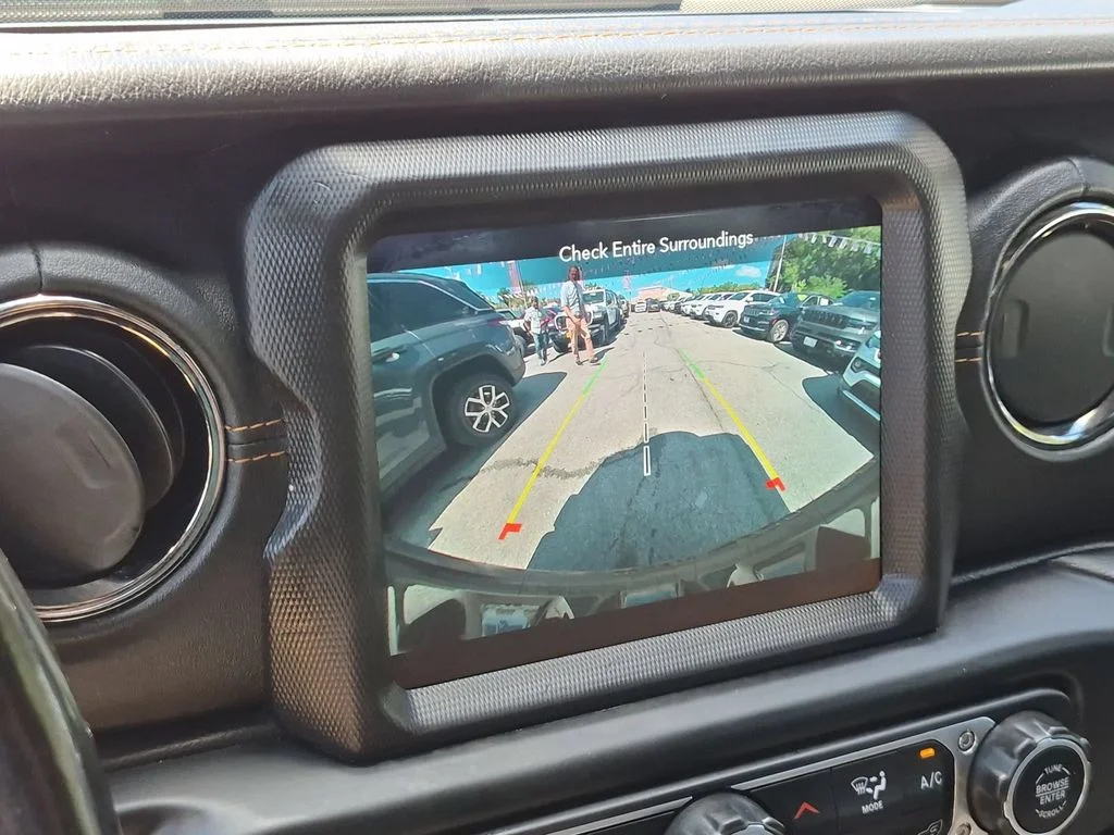 Used 2020 Silver Jeep Unlimited Sahara High Altitude image 17