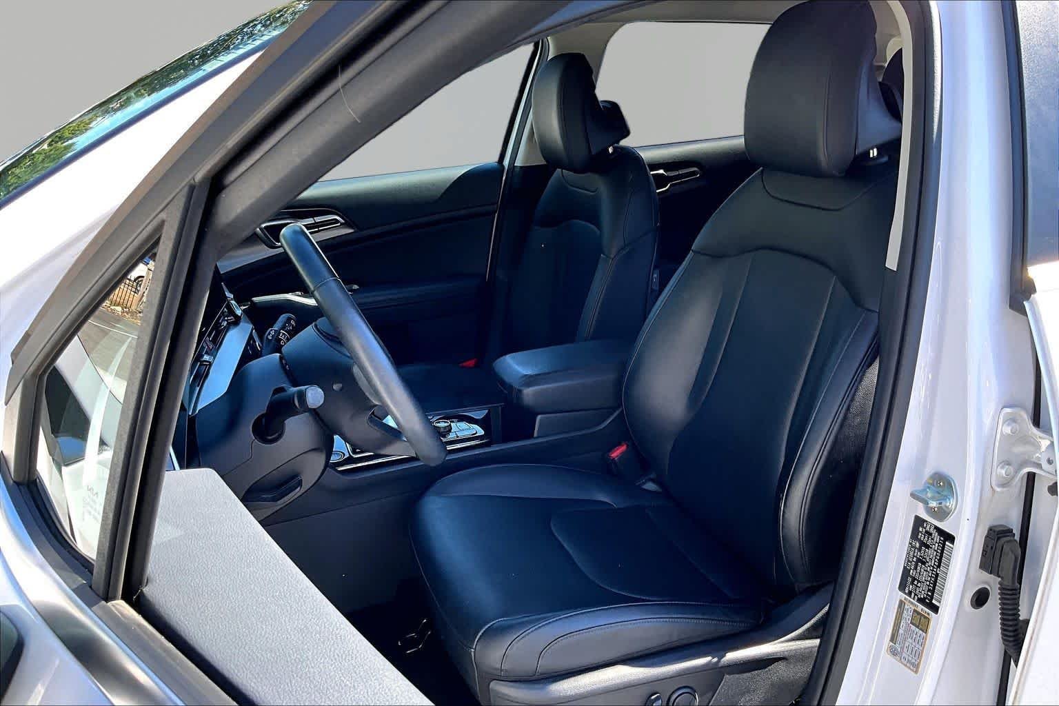 Used 2023 Glacial White Pearl Kia EX image 8
