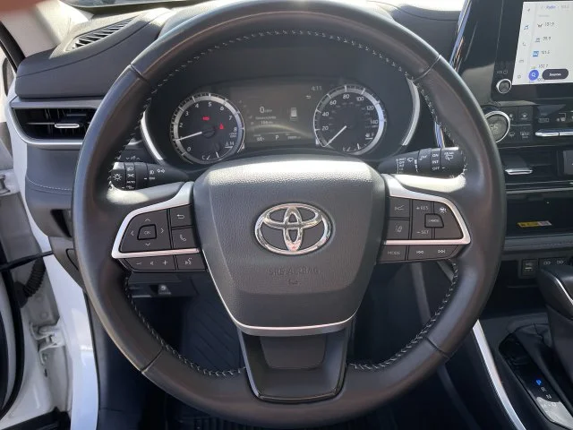 Used 2025 Beige Toyota XLE image 14