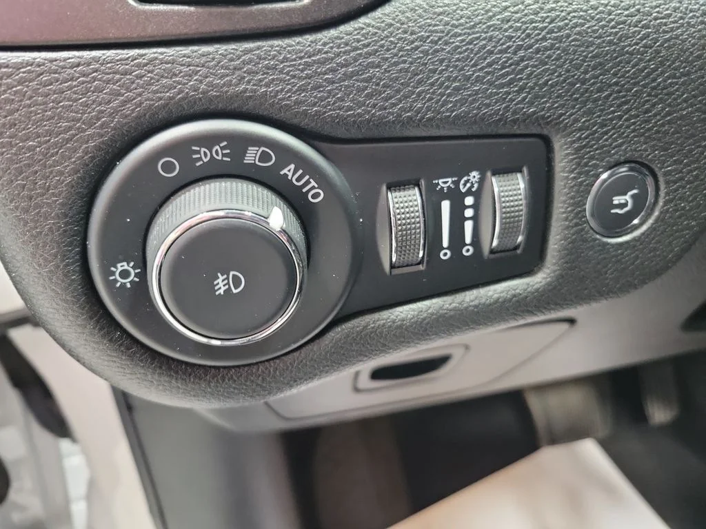 Used 2022 White Jeep Trailhawk image 38