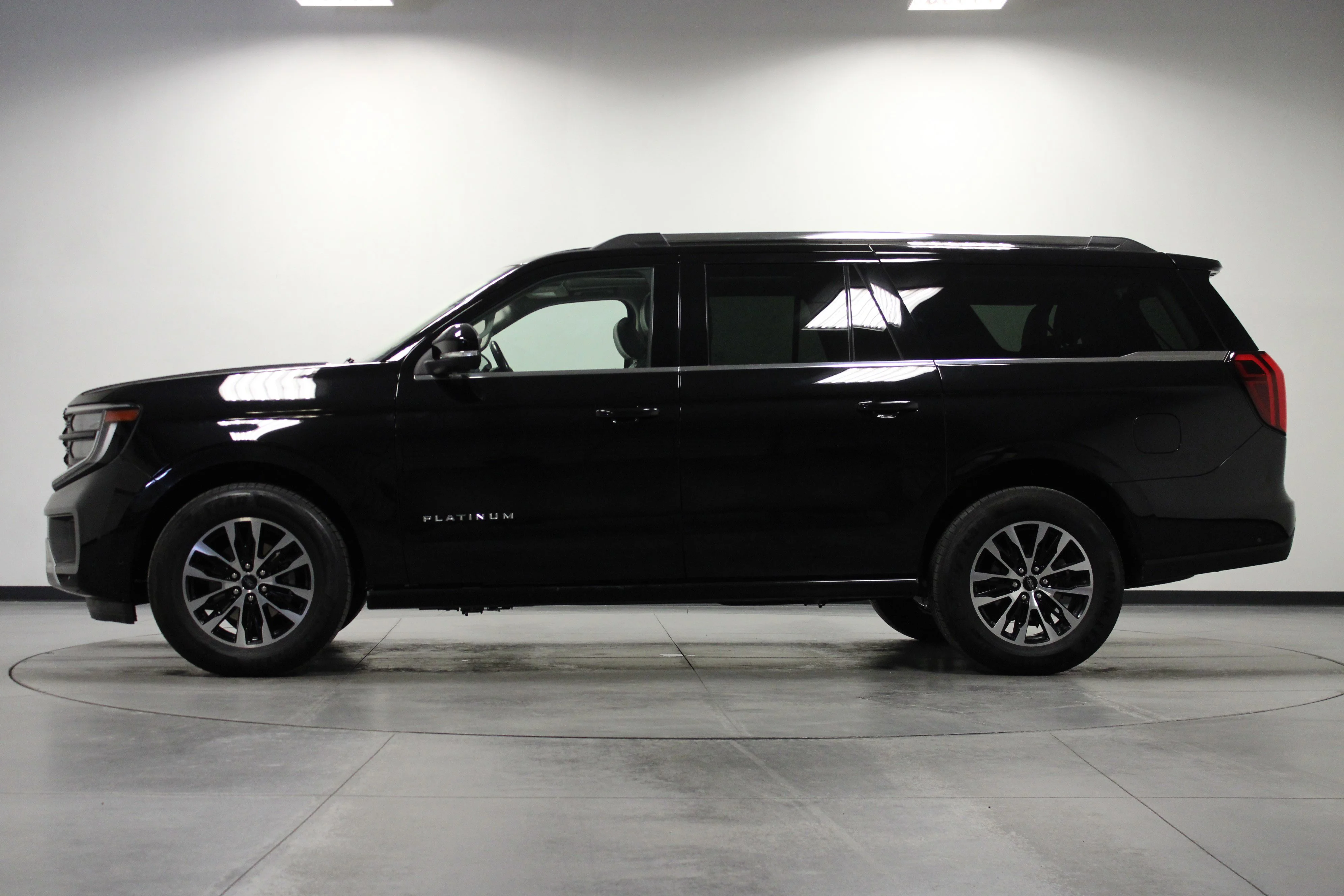 Used 2025 Black Metallic Ford Platinum image 7