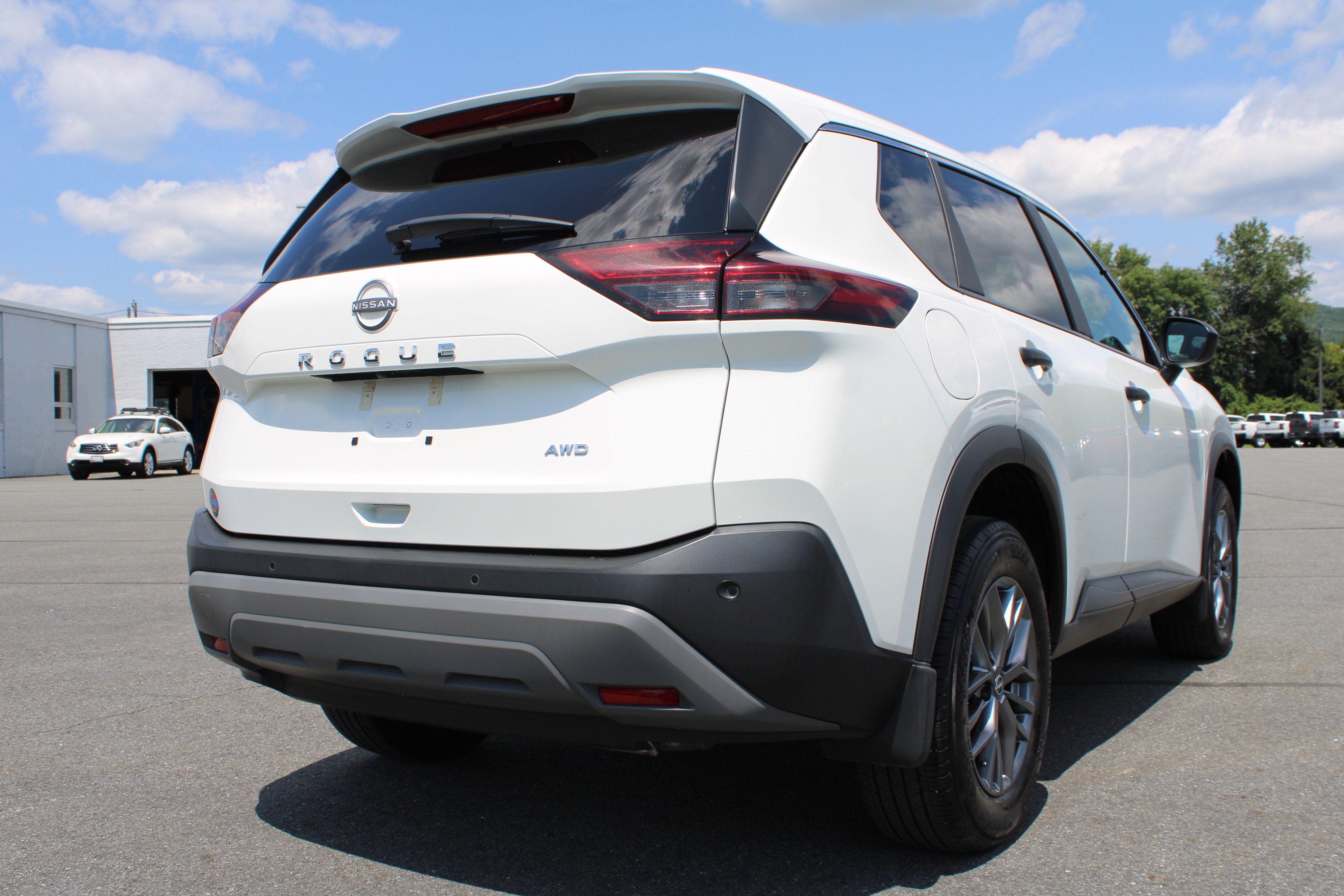 Used 2023 Glacier White Nissan S image 8