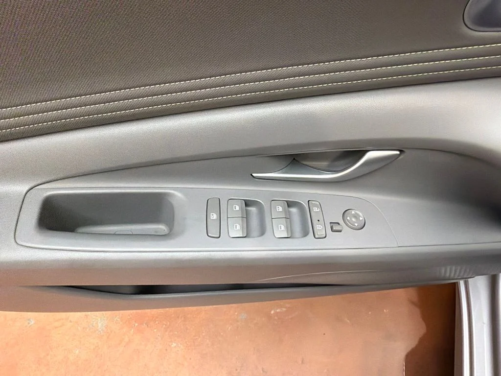 Used 2023 Fluid Metal Hyundai SEL image 23