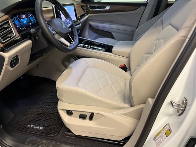 New 2026 White Volkswagen 2.0T SE w/Technology image 7