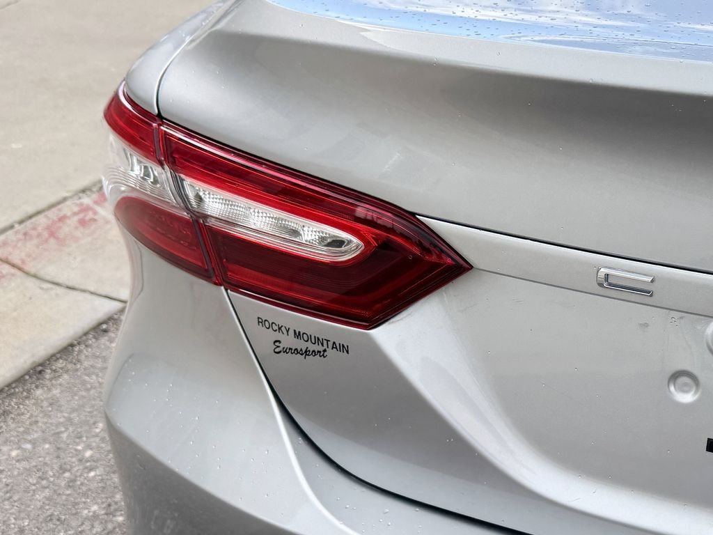 Used 2018 Silver Toyota XLE image 6