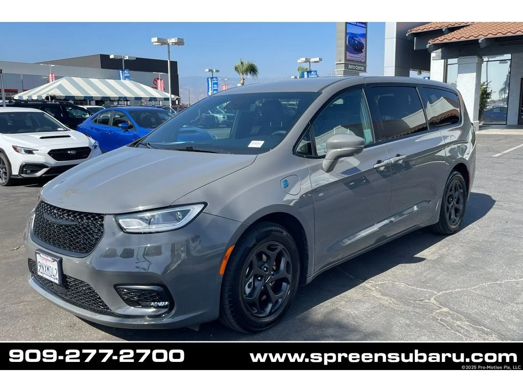 2022 Chrysler Pacifica Hybrid Touring L Hybrid's photo