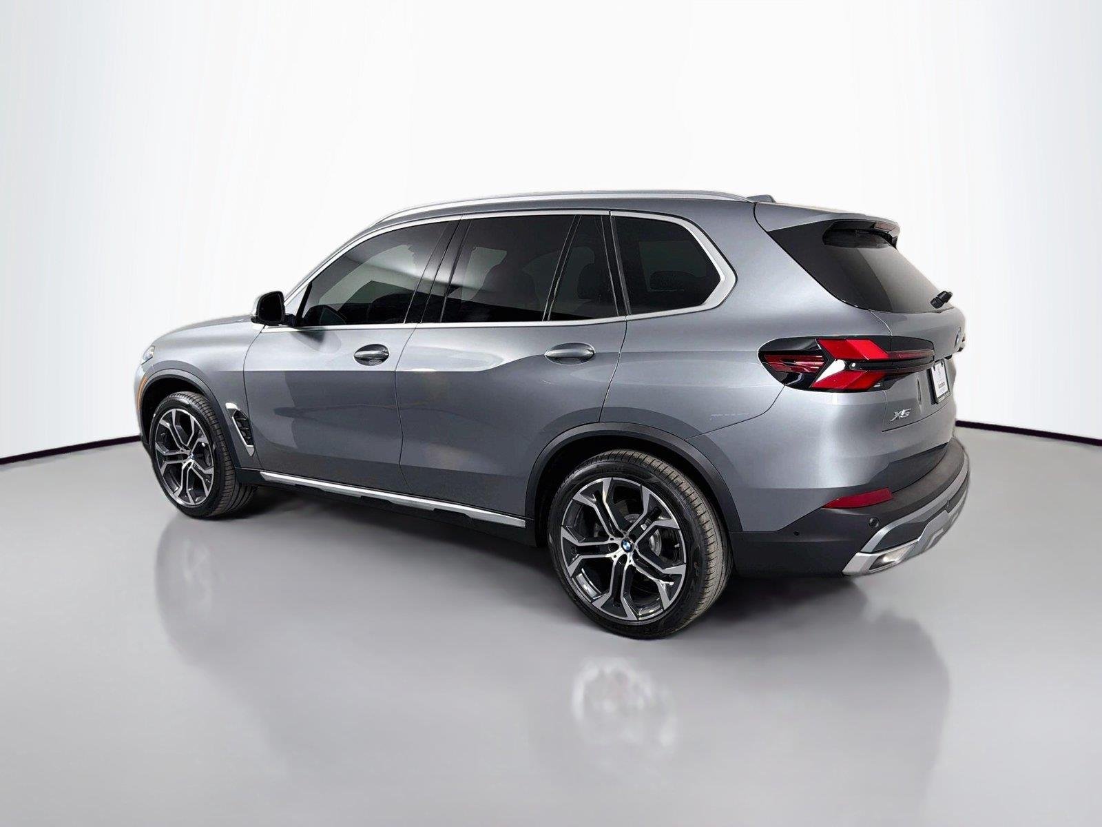 New 2026 Skyscraper Grey Metallic BMW sDrive40i image 7