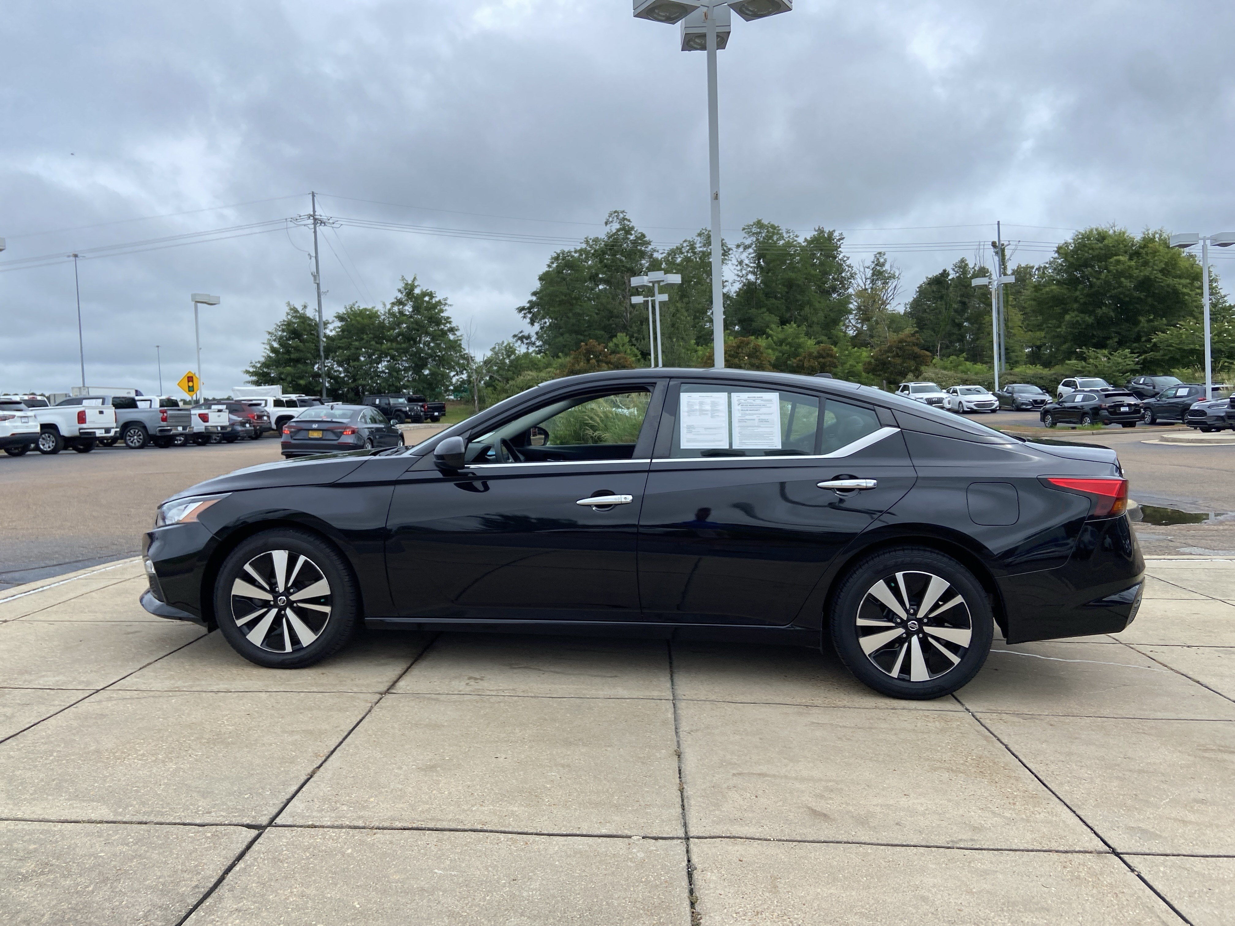 Used 2022 Super Black Nissan 2.5 SV image 7