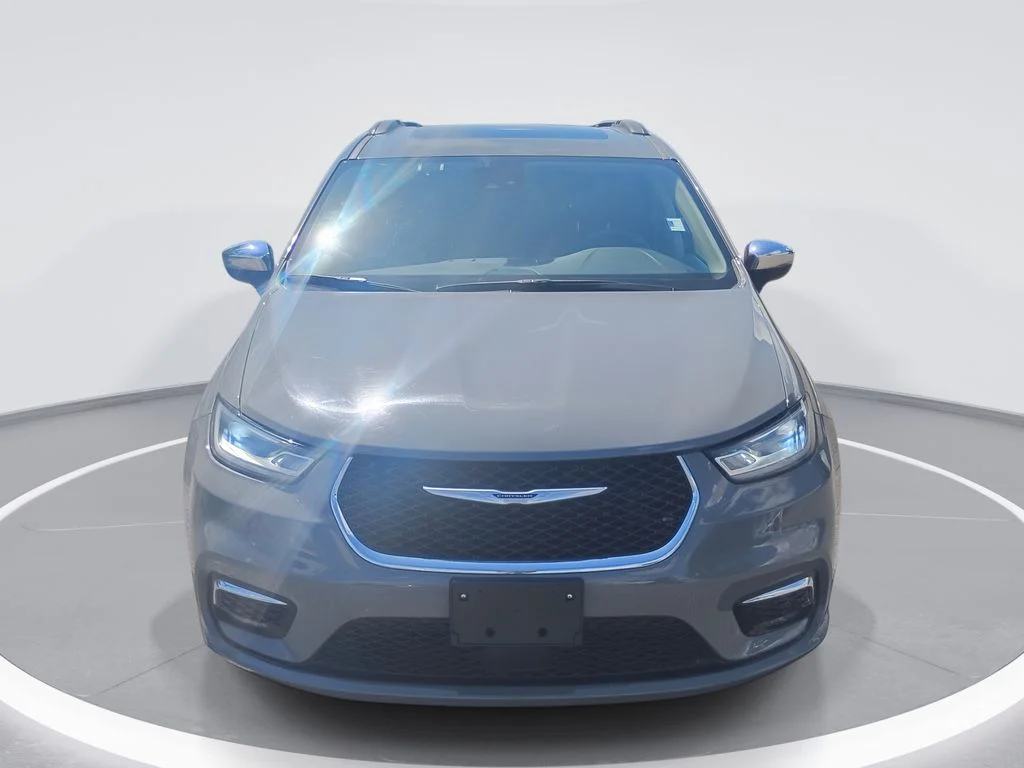 2023 Chrysler Pacifica Limited's photo