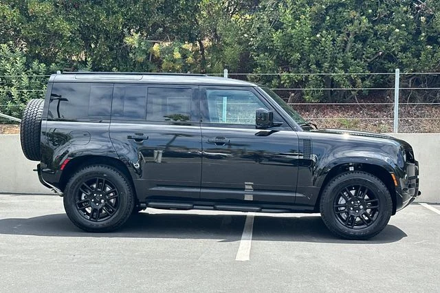 New 2026 Santorini Black Land Rover X-Dynamic SE image 6