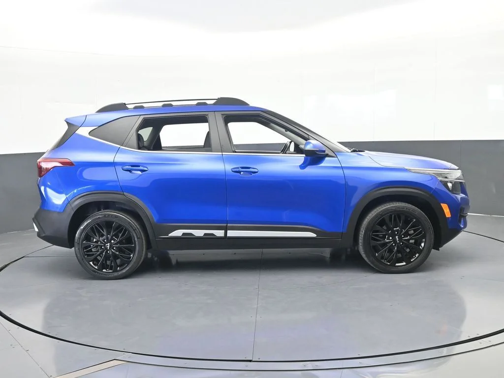 Used 2022 Neptune Blue Kia Nightfall image 6