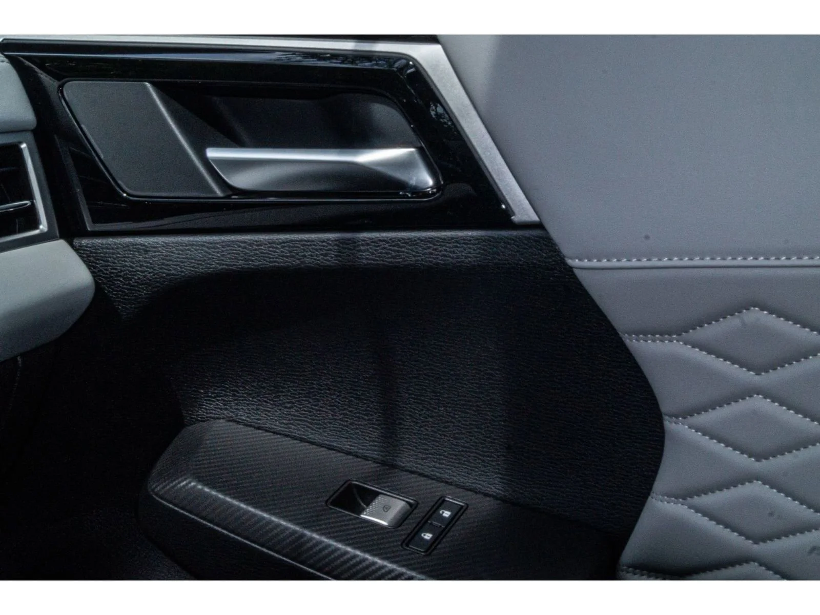 2025 Mitsubishi Outlander Plug-in Hybrid Platinum Edition - Photo 24