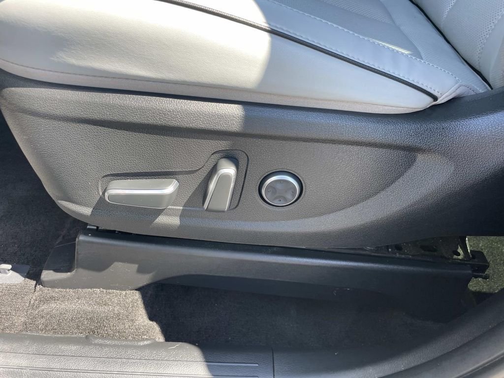 Used 2025 White Hyundai SEL Premium image 18