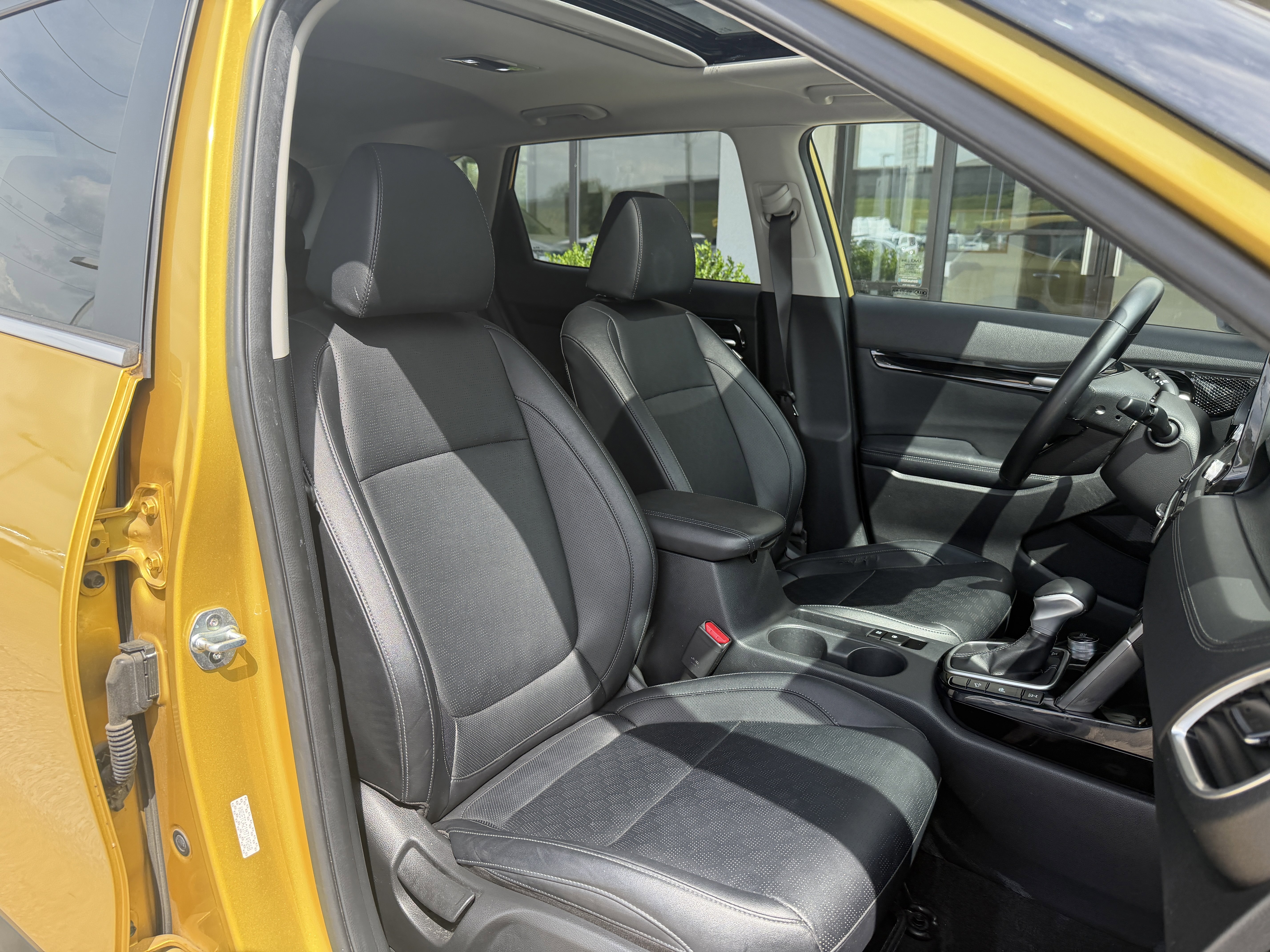 Used 2021 Starbright Yellow Kia SX image 21