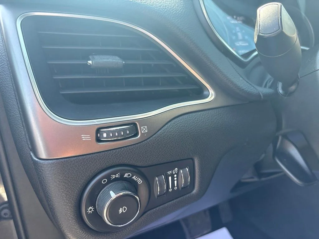 Used 2019 Gray Jeep Latitude Plus image 12