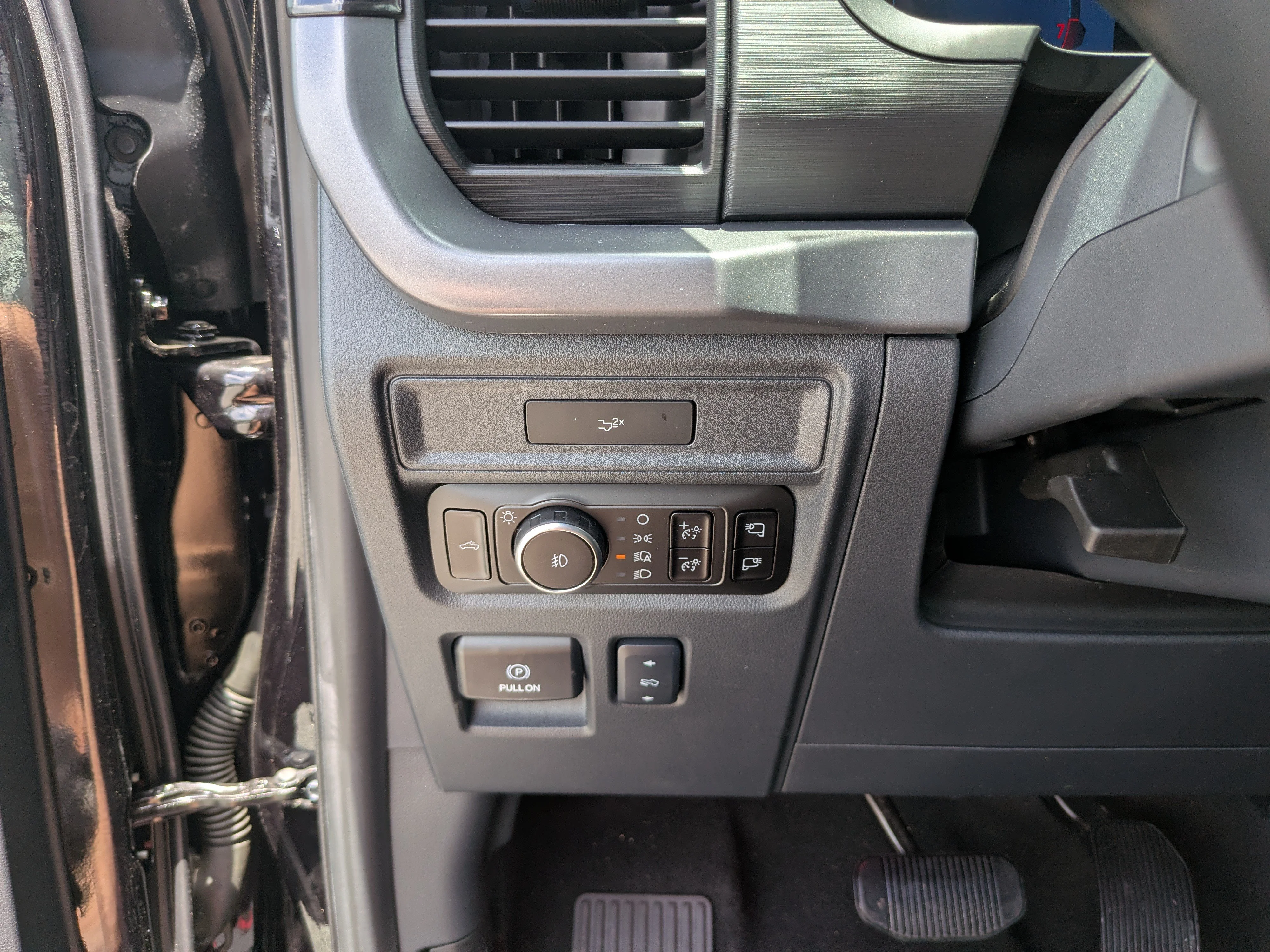 New 2026 Agate Black Metallic Ford XLT image 29