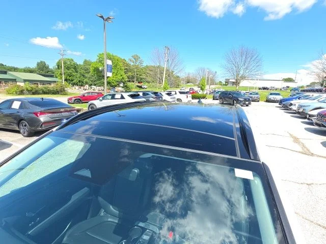 Used 2023 White Hyundai SEL Convenience image 13