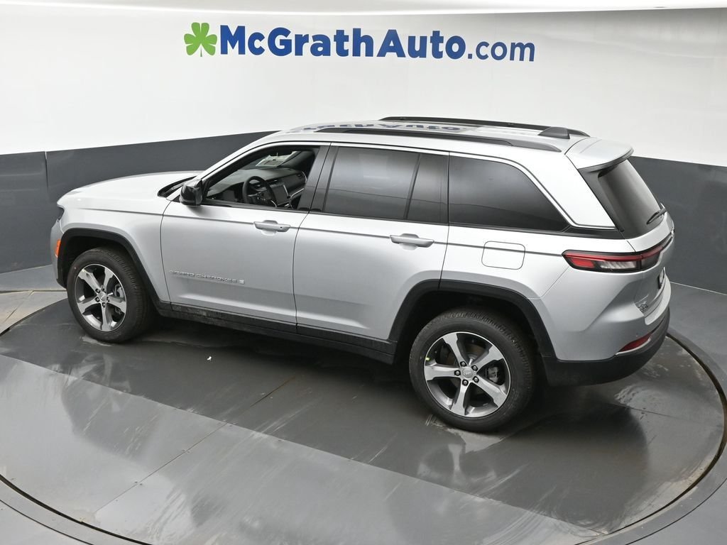 New 2026 Silver Zynith Exterior Paint Jeep Limited image 25