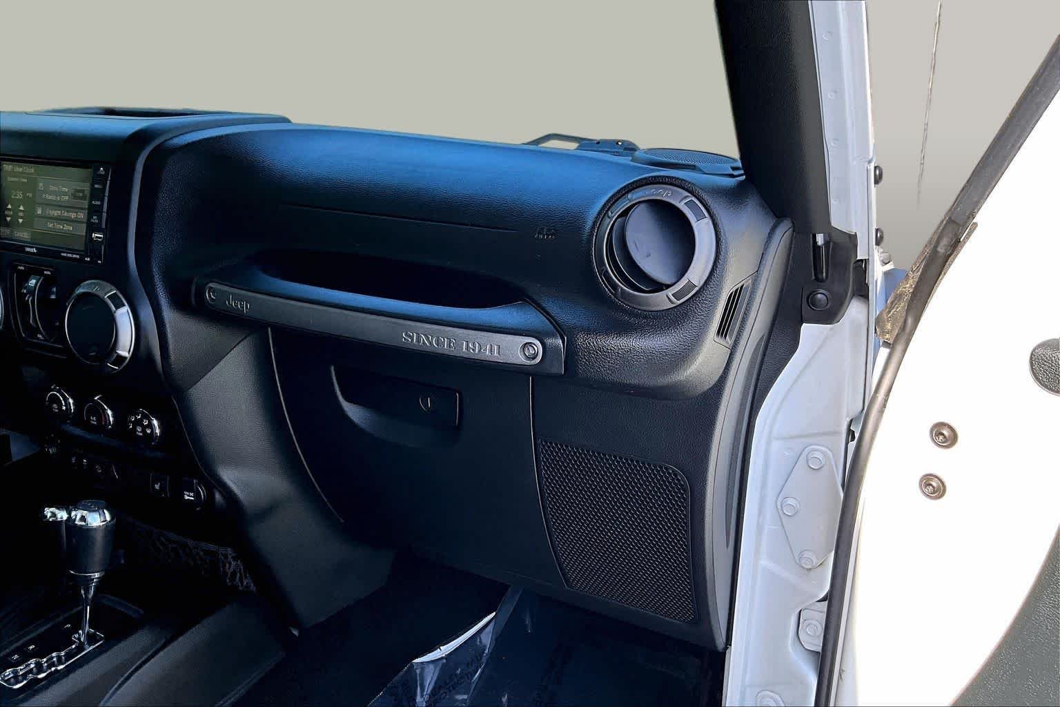 Used 2017 Bright White Clearcoat Jeep Sport image 19