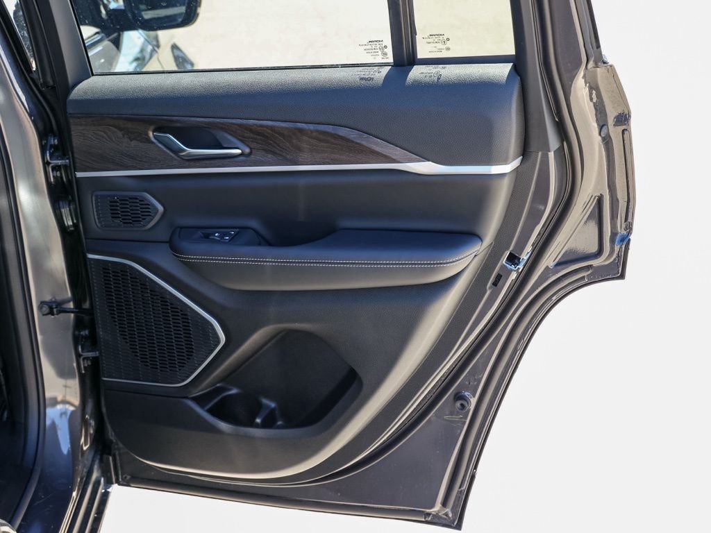 New 2026 Baltic Gray Metallic Clear-Coat Exterior Paint Jeep Limited image 18