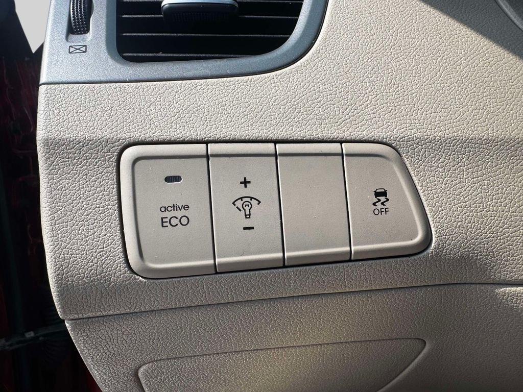 Used 2016 Red Hyundai Value Edition image 20