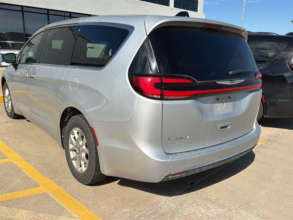 Used 2024 Silver Mist Clearcoat Chrysler Touring L image 5