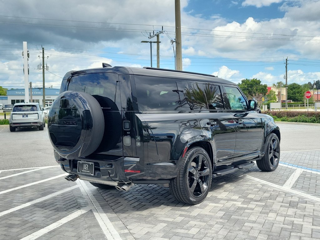 New 2026 Santorini Black Land Rover V8 image 5