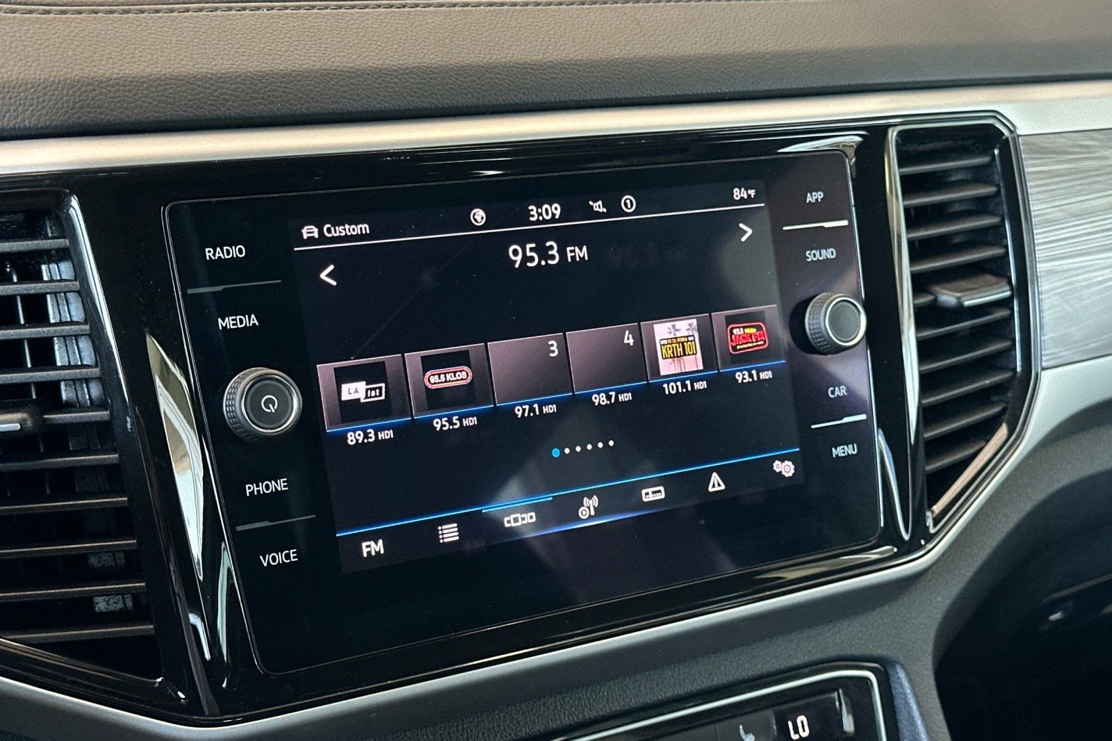 2022 Volkswagen Atlas Cross Sport SE w/Tech - Photo 18