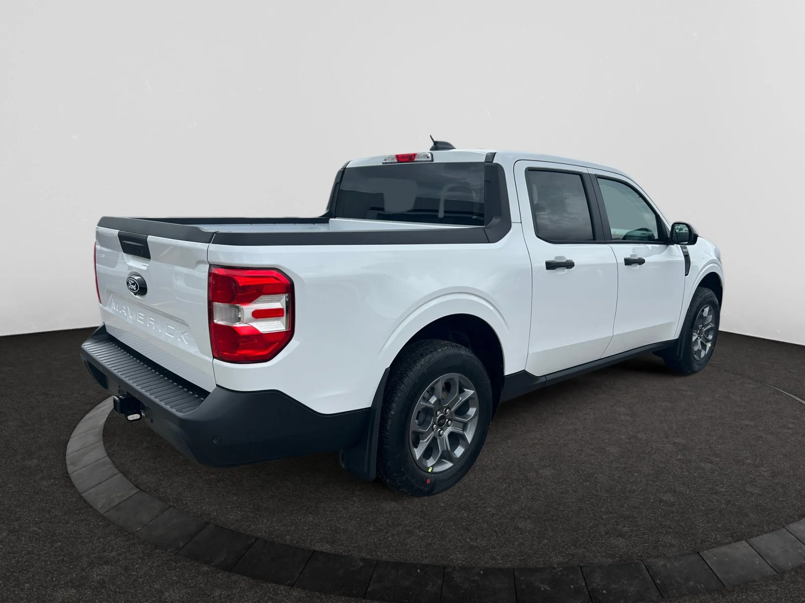 New 2026 Oxford White Ford XLT image 5