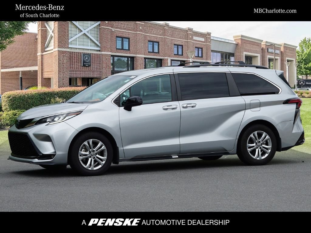 2022 Toyota Sienna XSE 7-Passenger Hybrid AWD's photo