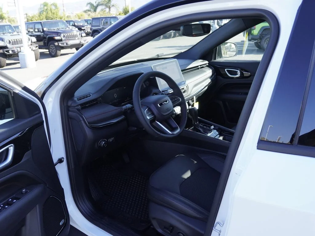 New 2026 Bright White Clear-Coat Exterior Paint Jeep Trailhawk image 22
