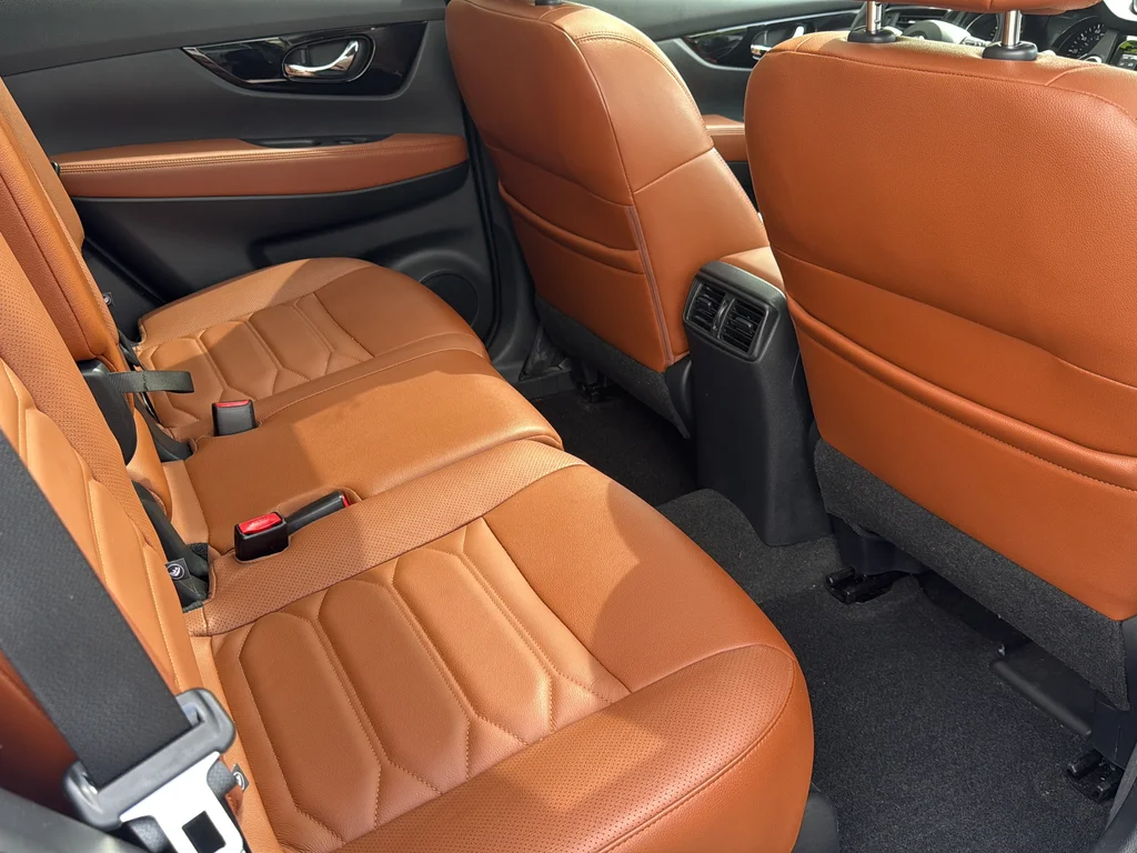 Used 2017 Silver Nissan SL image 19