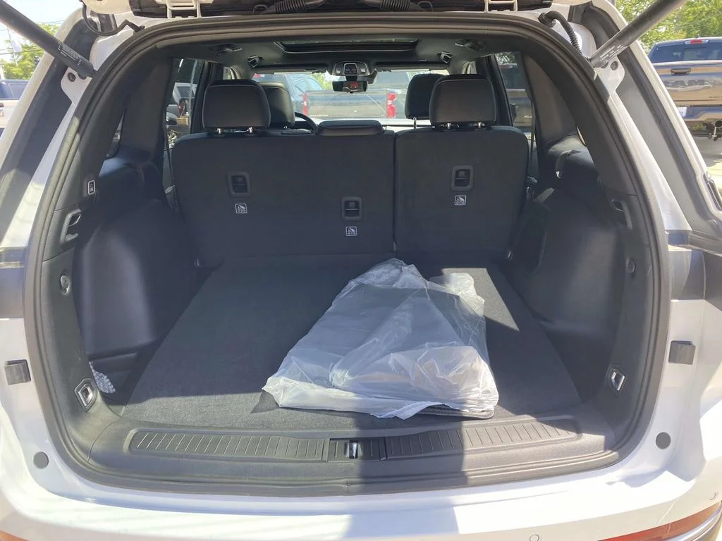 New 2026 Bright White Clear-Coat Exterior Paint Jeep Limited image 9
