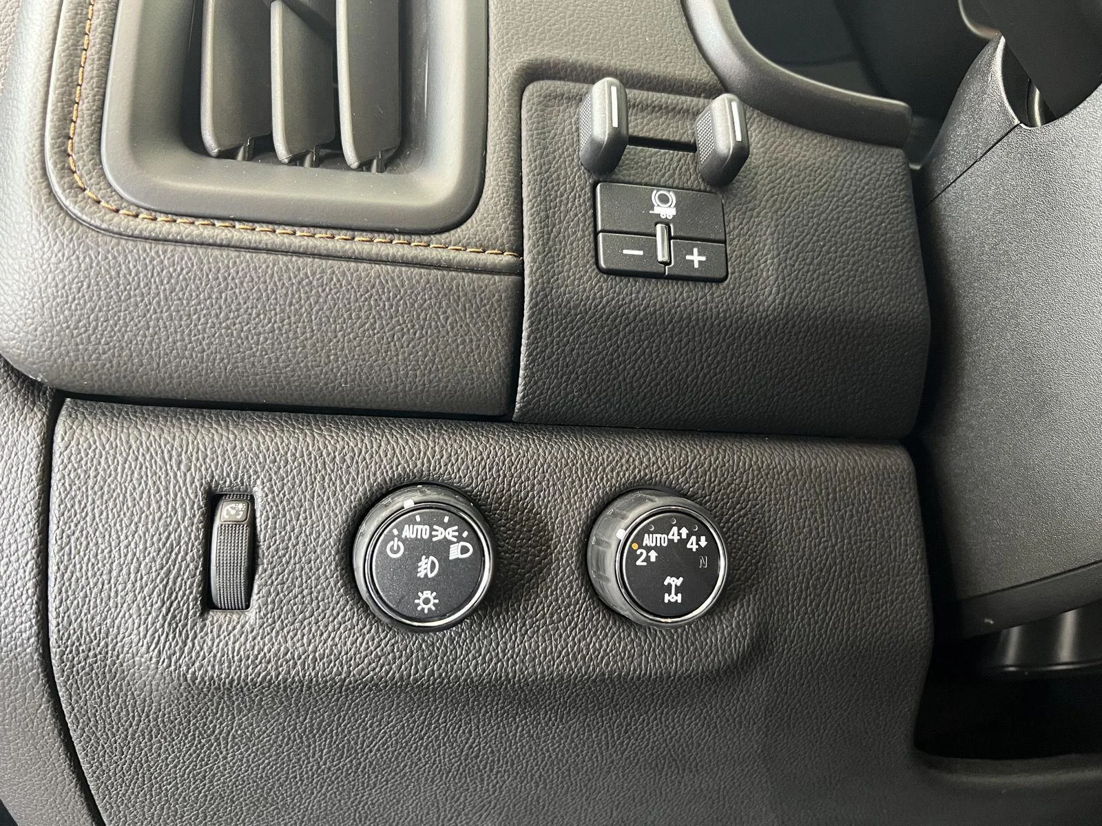 Used 2022 Onyx Black GMC AT4 - Leather image 7