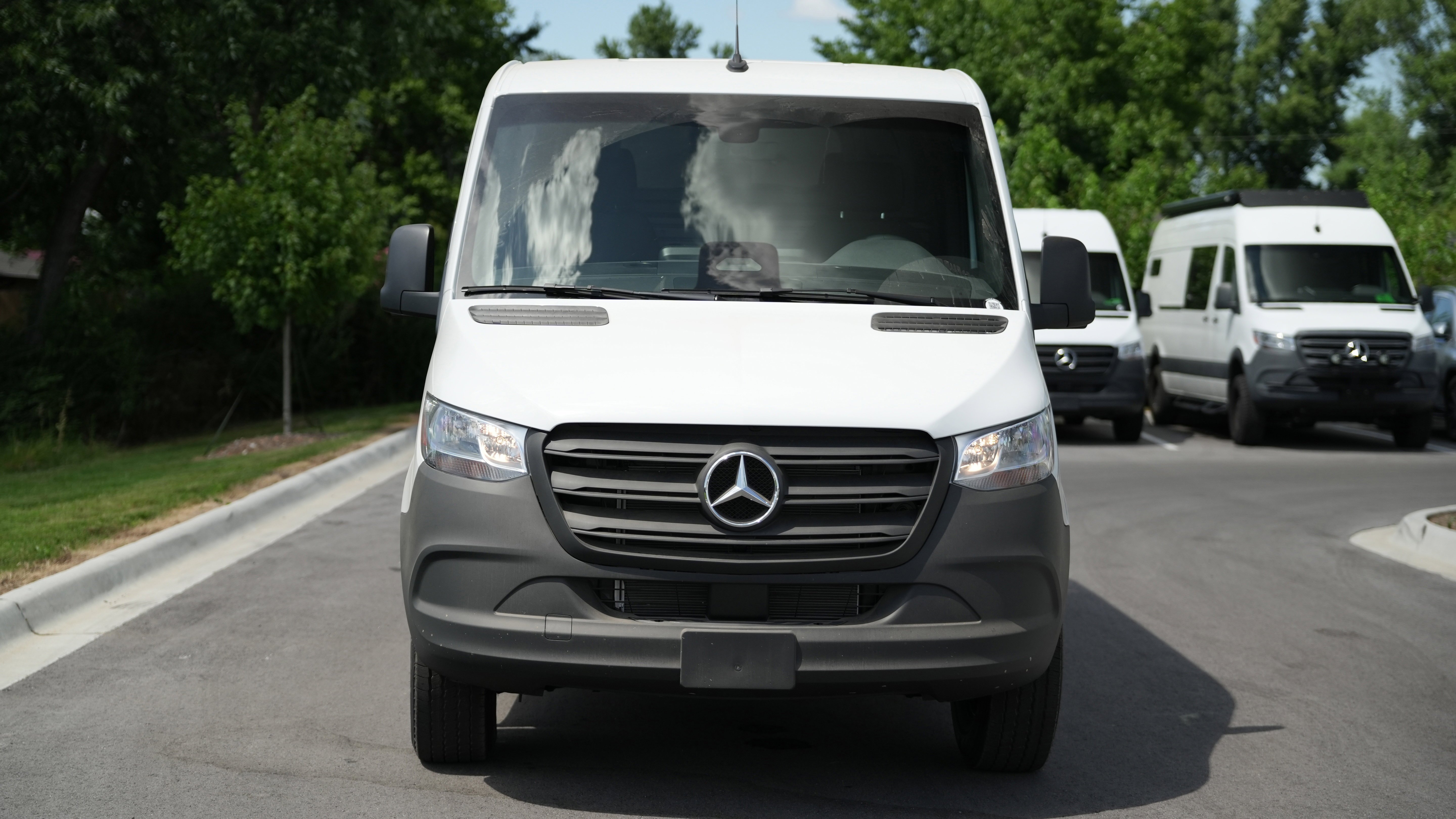 New 2025 ARCTIC WHITE Mercedes-Benz  image 2