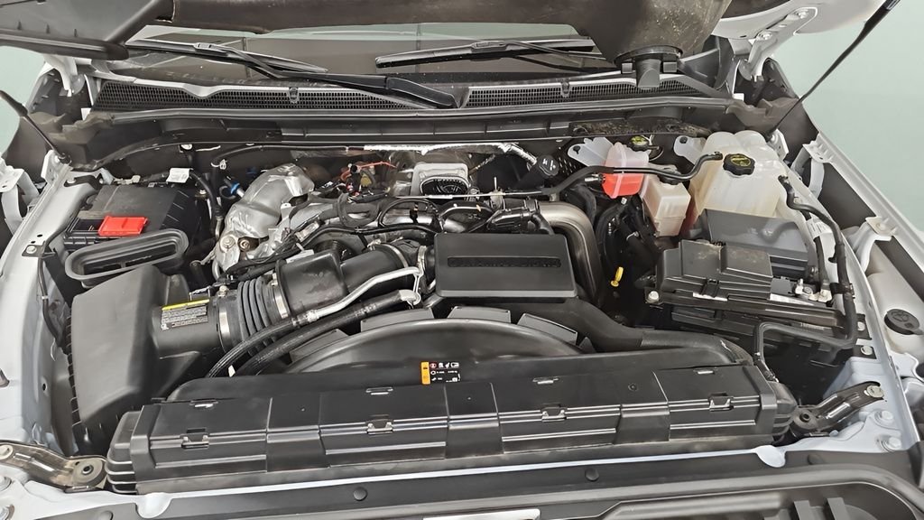 Used 2025 White GMC AT4 image 17