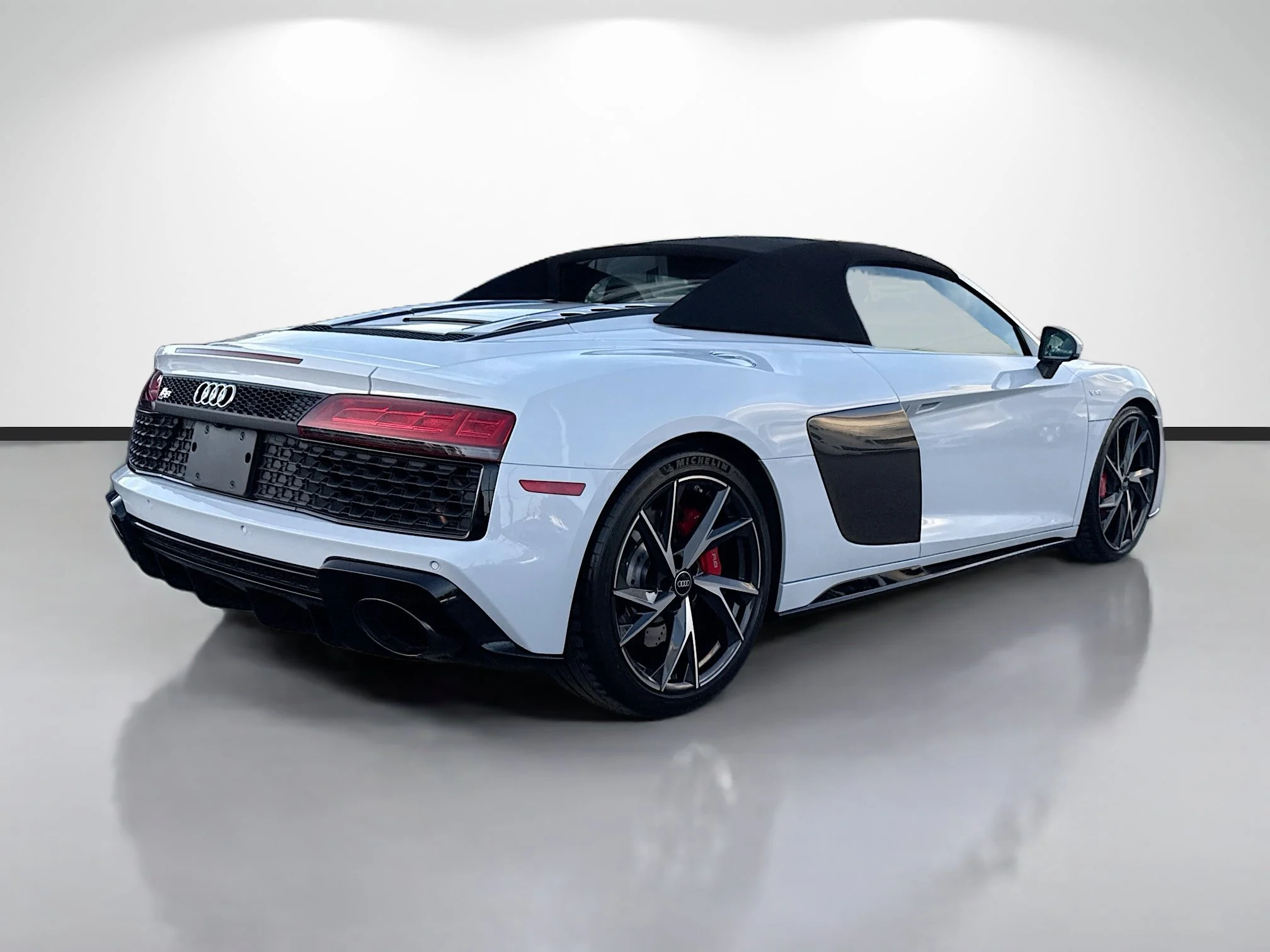 Used 2023 Suzuka Gray Metallic Audi V10 performance image 3