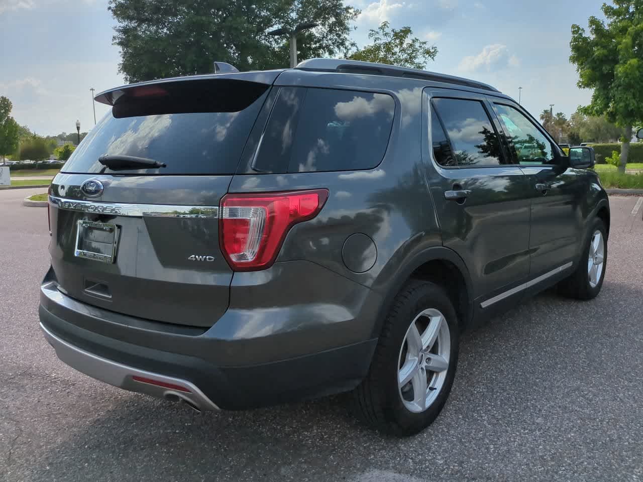Used 2017 Magnetic Metallic Ford XLT image 6