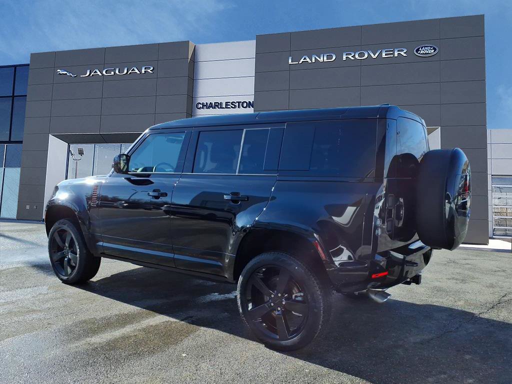 New 2026 Santorini Black Metallic Land Rover X-Dynamic SE image 3