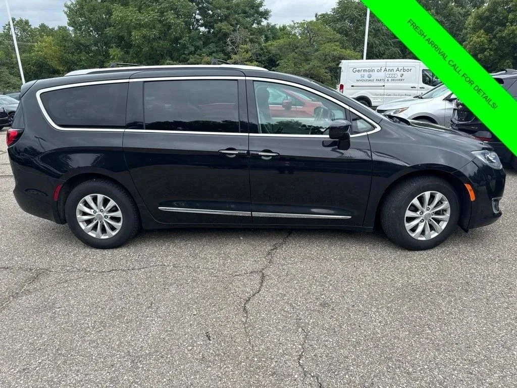 Used 2019 Brilliant Black Crystal Pearlcoat Chrysler Touring L image 6