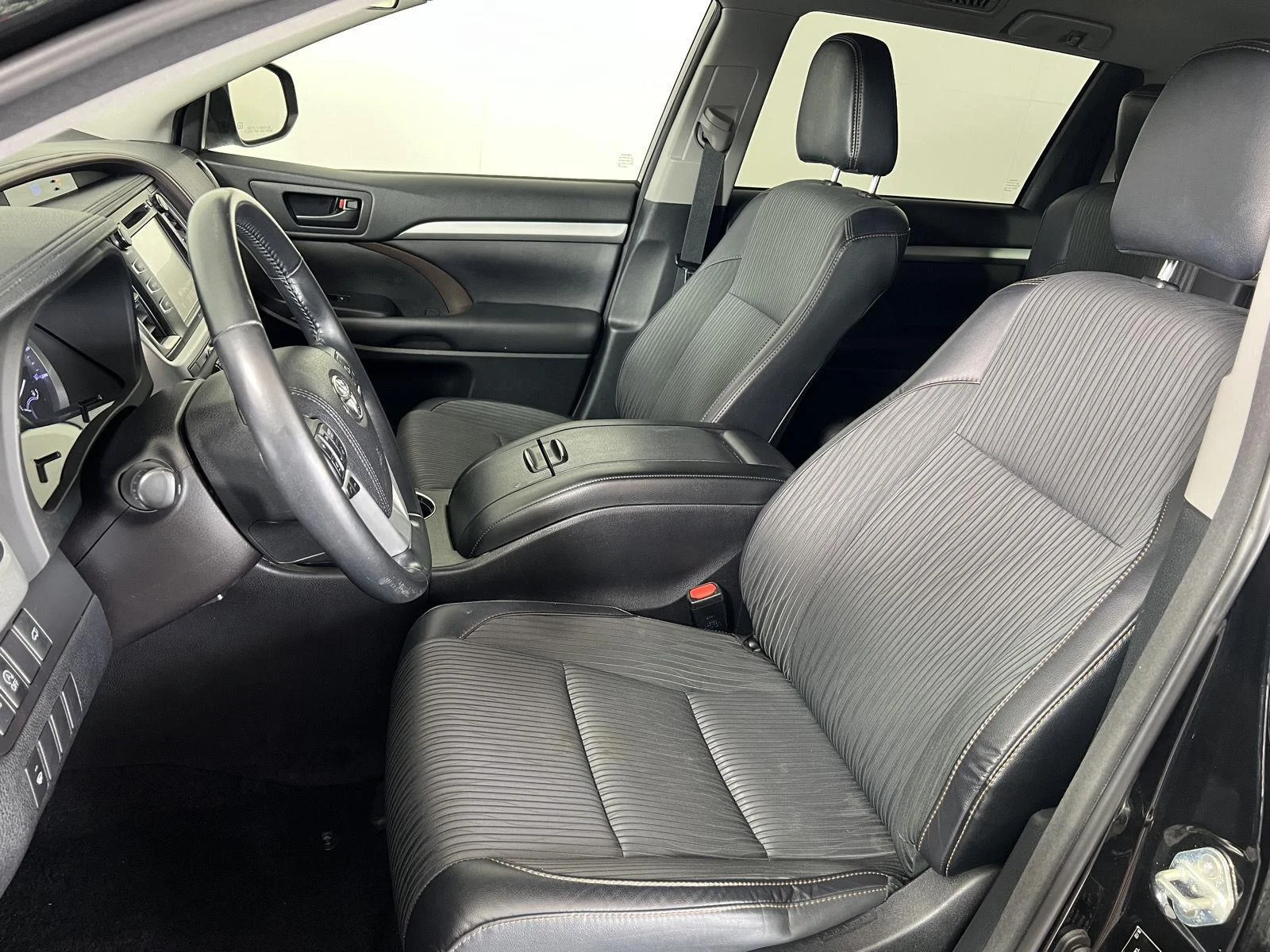 Used 2018 Bk Toyota LE image 5