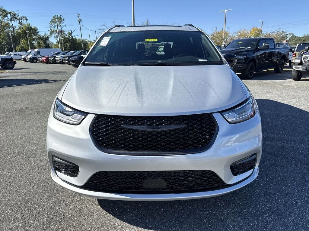 2026 Chrysler Pacifica Limited - Photo 8