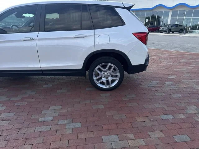 Used 2024 White Honda EX-L image 6