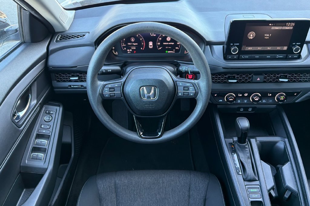 Used 2025 Platinum White Pearl Honda SE image 18