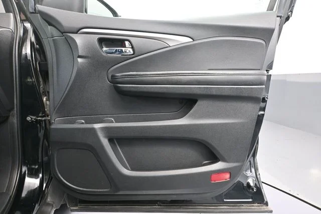 Used 2016 Black Honda EX-L image 44