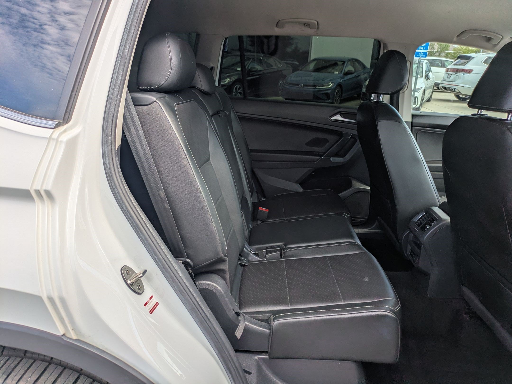 Used 2018 Pure White Volkswagen SEL image 28
