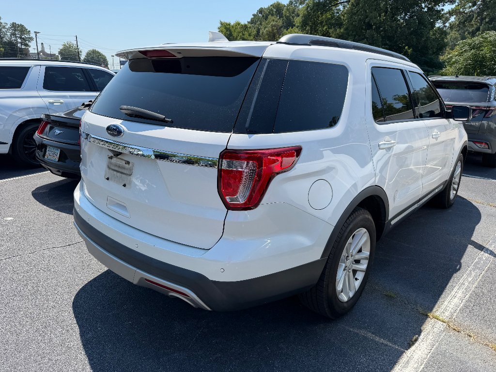Used 2017 White Platinum Metallic Tri-Coat Ford XLT image 3