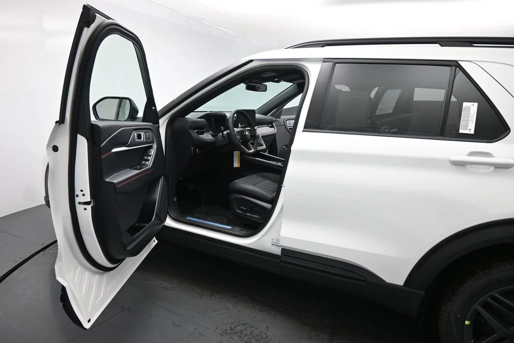 New 2026 Star White Metallic Tri-Coat Ford ST-Line image 8